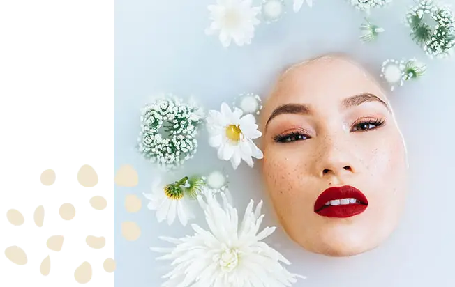 Rostro de mujer entre flores blancas
