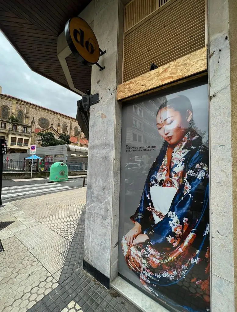 Rótulo de DO en la esquina de la calle, en Gros